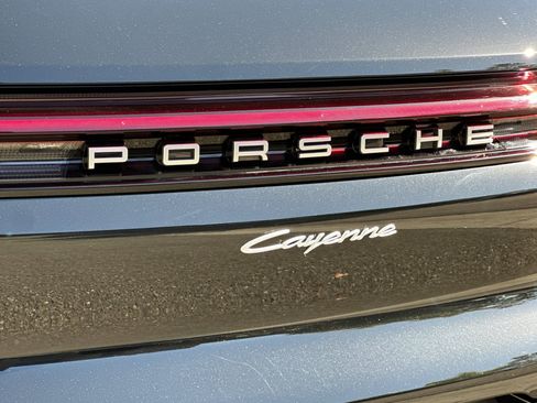 Used 2025 Porsche Cayenne AWD/4WD image 27