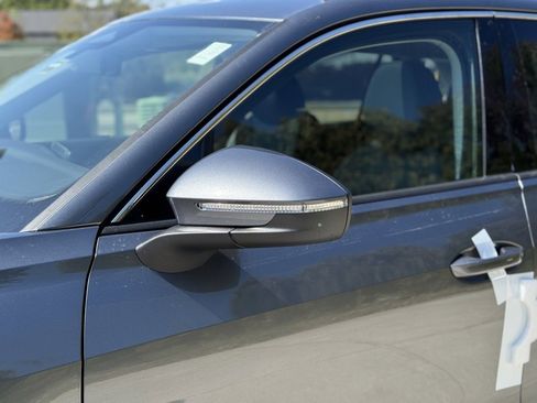 New 2025 Volkswagen Tiguan SE image 15