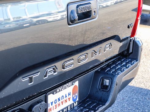 Used 2019 Toyota Tacoma TRD Off-Road w/ Technology Package image 9