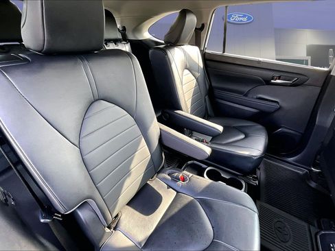 Used 2023 Toyota Highlander XLE FWD image 25