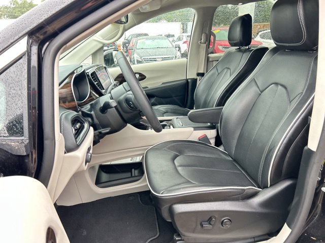 Used 2024 Chrysler Pacifica Limited w/ Uconnect Theater Family Group AWD/4WD image 29
