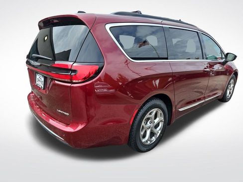 Used 2023 Chrysler Pacifica Limited FWD image 5