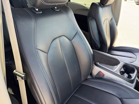 Used 2024 Chrysler Pacifica Touring-L image 33