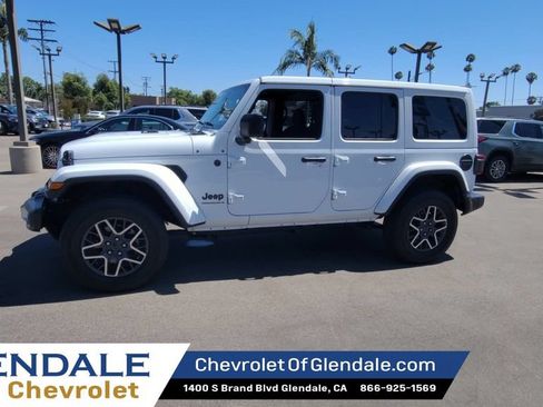 Used 2025 Jeep Wrangler Unlimited Sahara AWD/4WD image 5