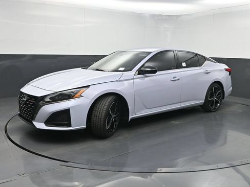 Used 2023 Nissan Altima 2.5 SR FWD image 18