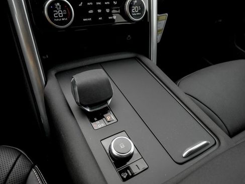 Used 2025 Land Rover Discovery Dynamic SE image 14