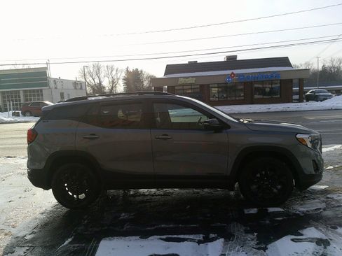 Used 2021 GMC Terrain SLT w/ Infotainment Package II image 9