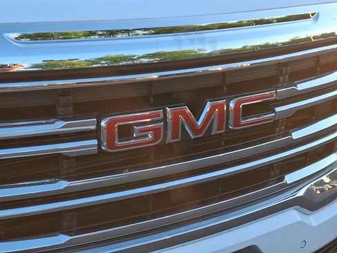 Used 2023 GMC Acadia SLE FWD image 8