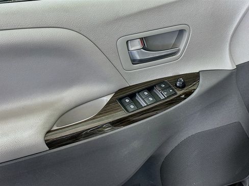 Used 2020 Toyota Sienna XLE FWD image 15