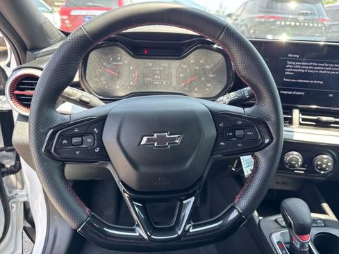 Used 2025 Chevrolet Trax RS w/ Sunroof Package FWD image 19