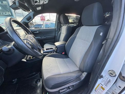 Used 2020 Toyota Tacoma TRD Off-Road w/ Technology Package image 8