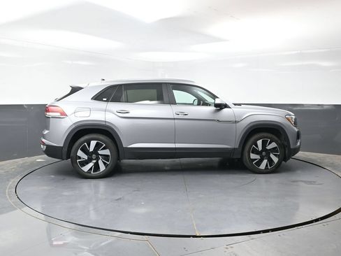 Used 2025 Volkswagen Atlas Cross Sport SE FWD image 3