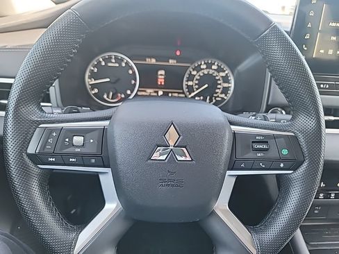 Used 2025 Mitsubishi Outlander AWD image 21