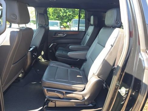 Used 2025 GMC Yukon XL Denali AWD/4WD image 12