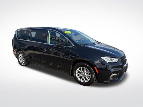 Used 2024 Chrysler Pacifica Touring-L FWD image 5