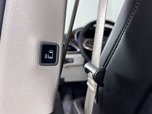 Used 2024 Chrysler Pacifica Limited image 32