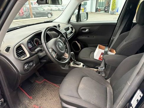 Used 2017 Jeep Renegade Latitude FWD image 4