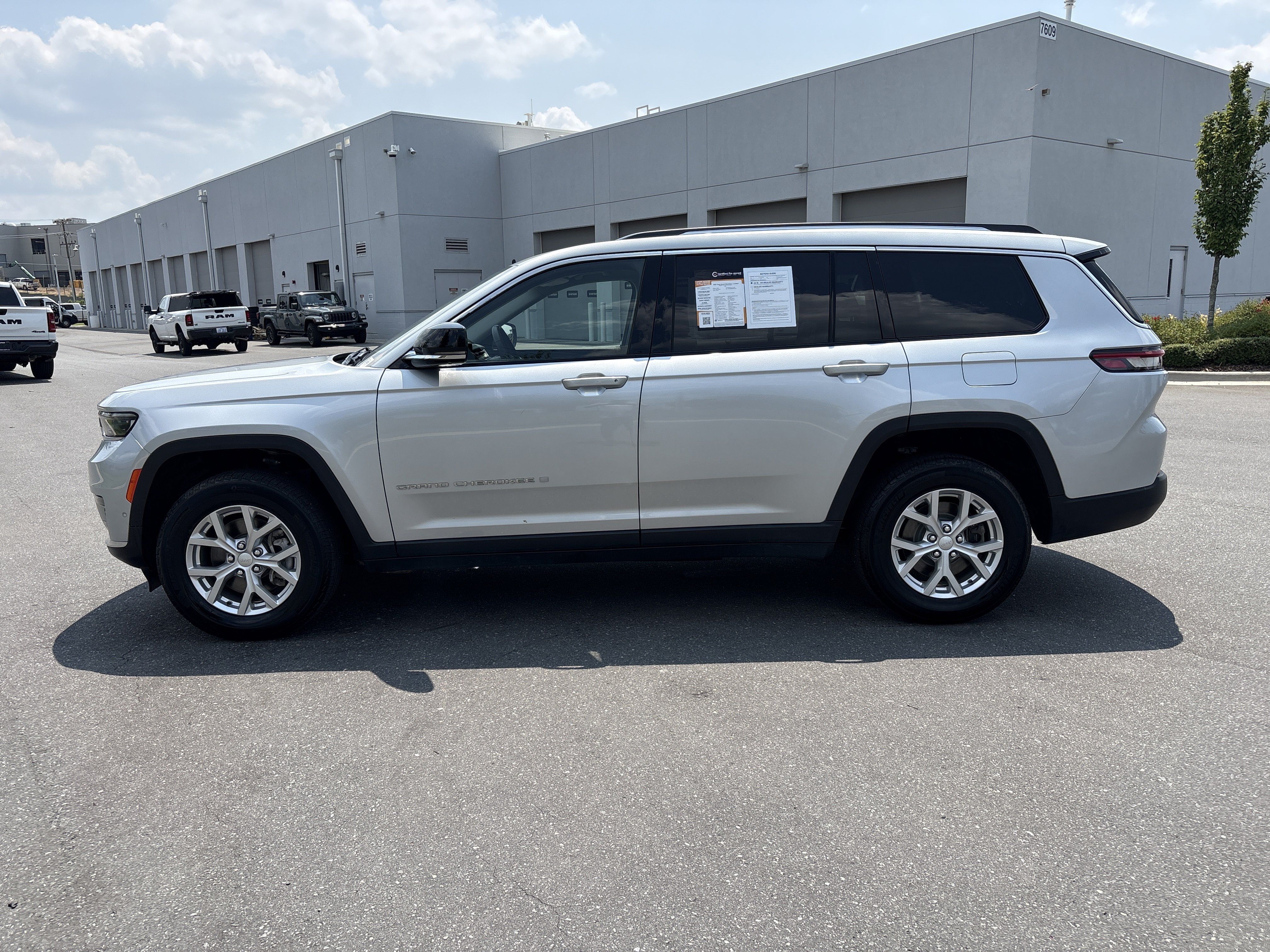 Used 2023 Jeep Grand Cherokee L Limited w/ Luxury Tech Group II AWD/4WD image 6