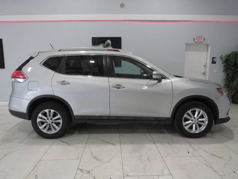 Used 2016 Nissan Rogue SV w/ SV Moonroof Package AWD/4WD image 2