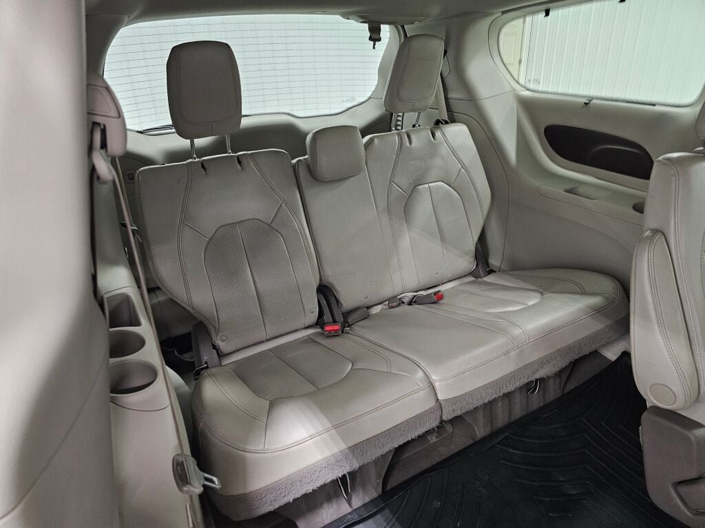 Used 2020 Chrysler Pacifica Touring-L FWD image 18