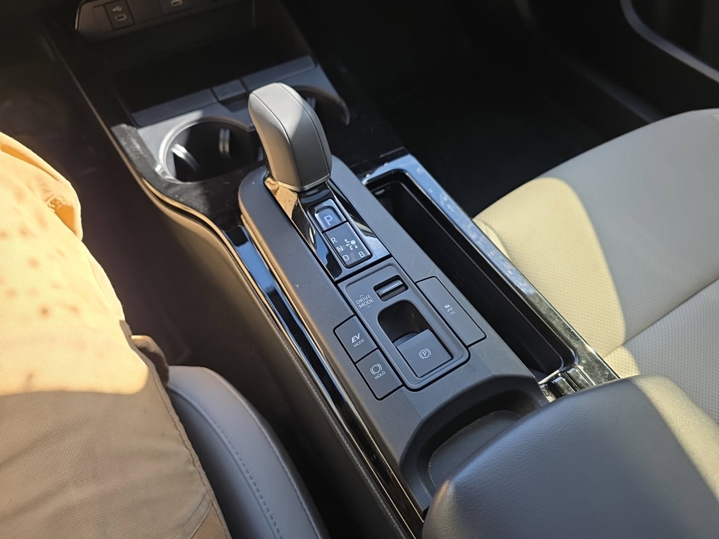 Used 2024 Toyota Prius XLE AWD/4WD image 17