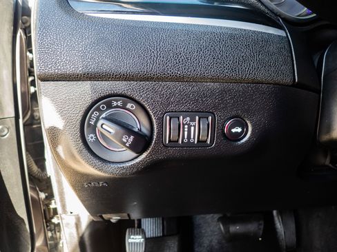 Used 2023 Chrysler 300 Touring L image 13