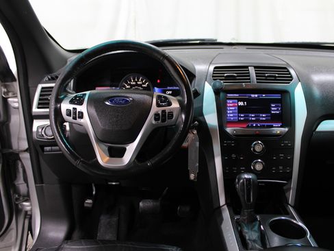 Used 2013 Ford Explorer XLT image 2