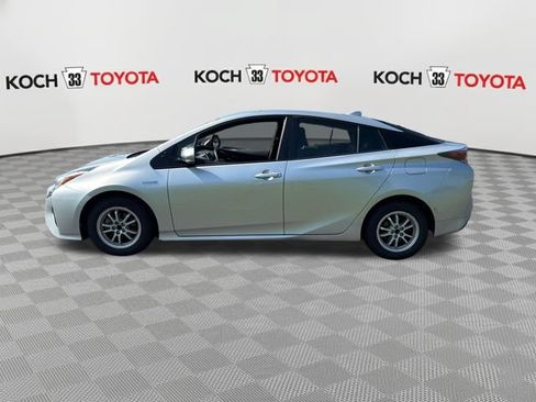 Used 2017 Toyota Prius Three FWD image 4