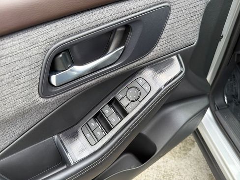 Used 2023 Nissan Rogue SV image 18