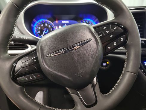 Used 2024 Chrysler Pacifica Touring FWD image 17