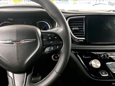 Used 2024 Chrysler Pacifica Limited FWD image 23