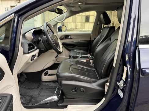 Used 2017 Chrysler Pacifica Limited w/ Tire & Wheel Group image 34