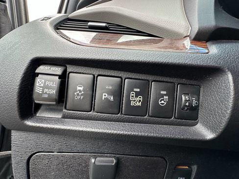 Used 2015 Toyota Sienna Limited Premium image 3