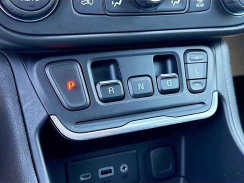 Used 2021 GMC Terrain SLE w/ Driver Convenience Package AWD/4WD image 19