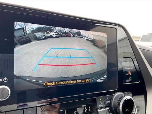 Used 2023 Toyota Highlander XLE FWD image 27