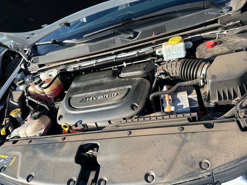 Used 2022 Chrysler Pacifica Limited w/ Uconnect Theater Family Group image 21