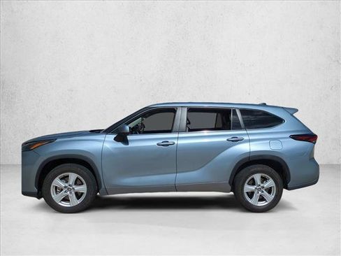 Used 2024 Toyota Highlander LE FWD image 7