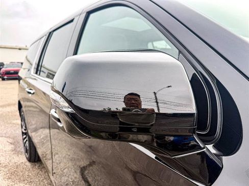 Used 2025 Chevrolet Suburban High Country AWD/4WD image 14