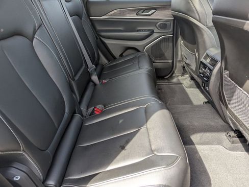 Used 2023 Jeep Grand Cherokee Limited w/ Black Appearance Package image 21