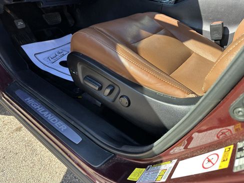 Used 2017 Toyota Highlander Limited image 22