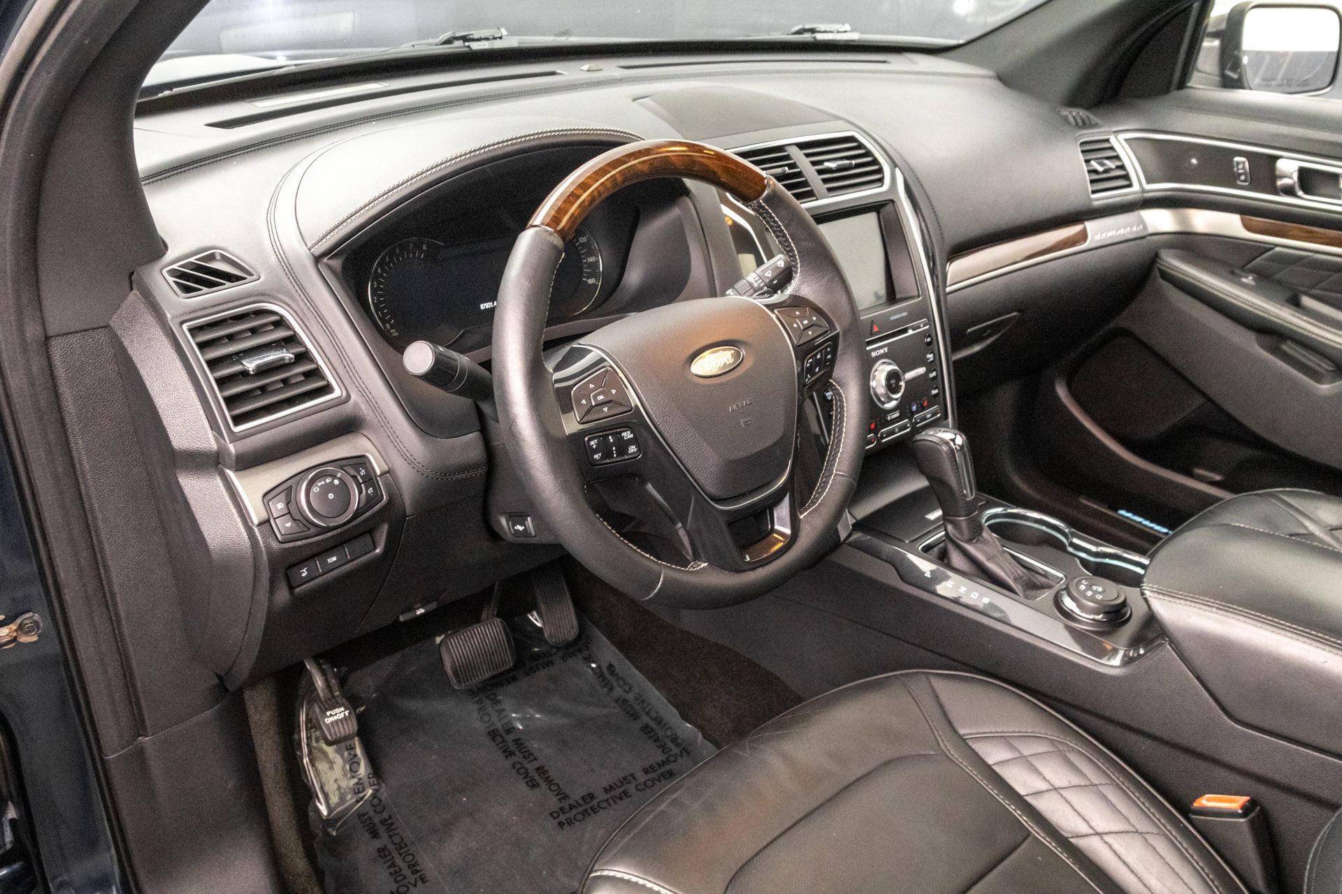Used 2017 Ford Explorer Platinum AWD/4WD image 4
