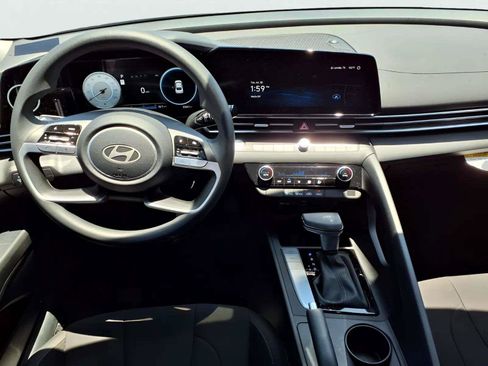 Certified 2024 Hyundai Elantra SEL FWD image 11