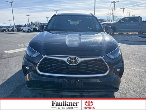 Used 2024 Toyota Highlander XLE image 2