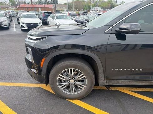 Used 2025 Chevrolet Traverse LT image 8