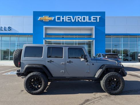 Used 2013 Jeep Wrangler Unlimited Rubicon w/ Connectivity Group AWD/4WD image 31