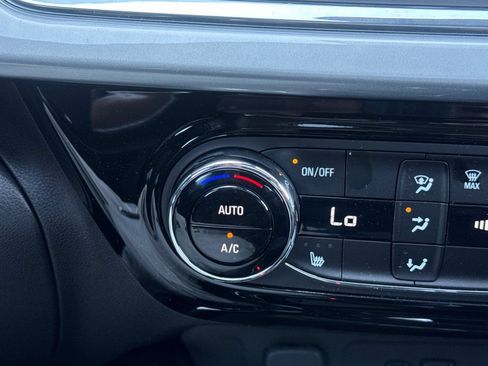 Used 2026 Chevrolet Trax LT w/ Sunroof Package FWD image 28