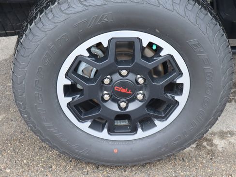 Used 2025 Toyota Tacoma TRD Off-Road w/ TRD Off Road Upgrade Package AWD/4WD image 17