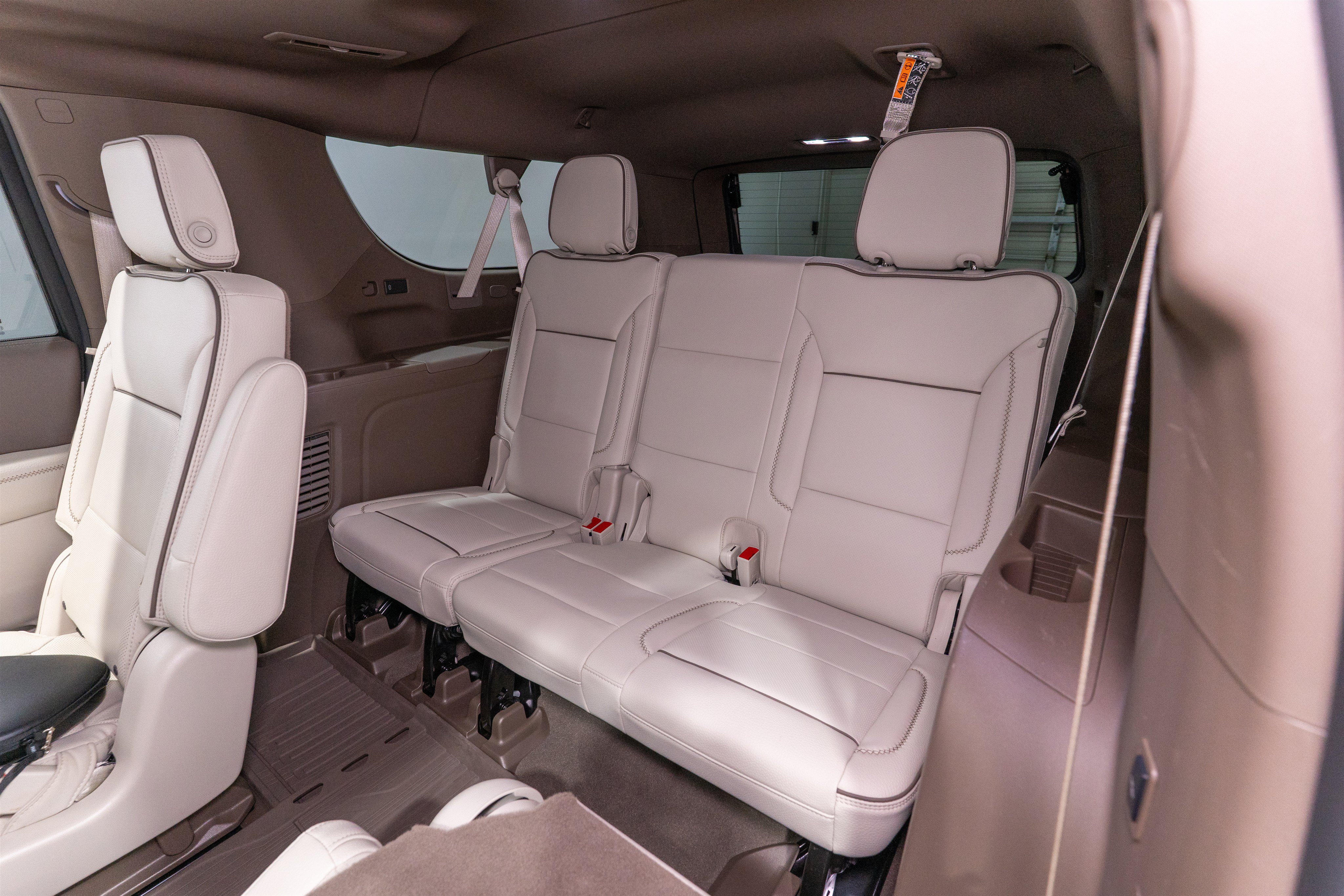 Used 2025 GMC Yukon XL Denali w/ Denali Reserve Package AWD/4WD image 36