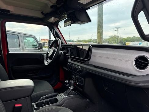 Used 2025 Jeep Wrangler Unlimited Sahara AWD/4WD image 10