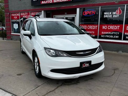 Used 2020 Chrysler Voyager Lxi FWD image 2